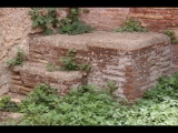 06903 ostia - regio i - insula ix - caseggiato del larario (i,ix,3) - raum 17 - detail - suedostecke - 09.2022.jpg